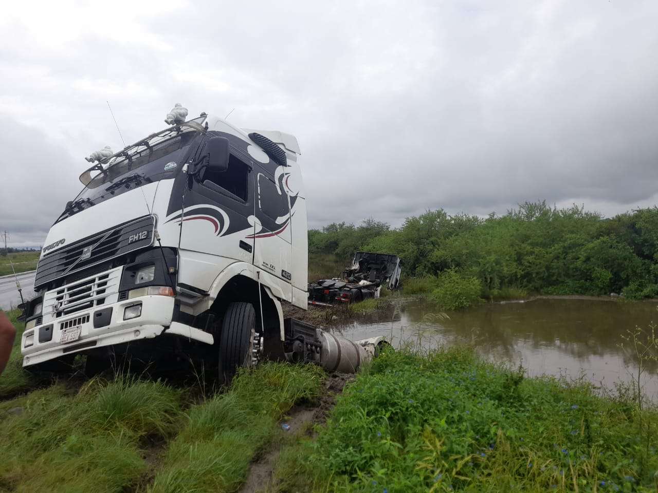 Terminaron en un zanjón de la Ruta 11 dos camiones paraguayos